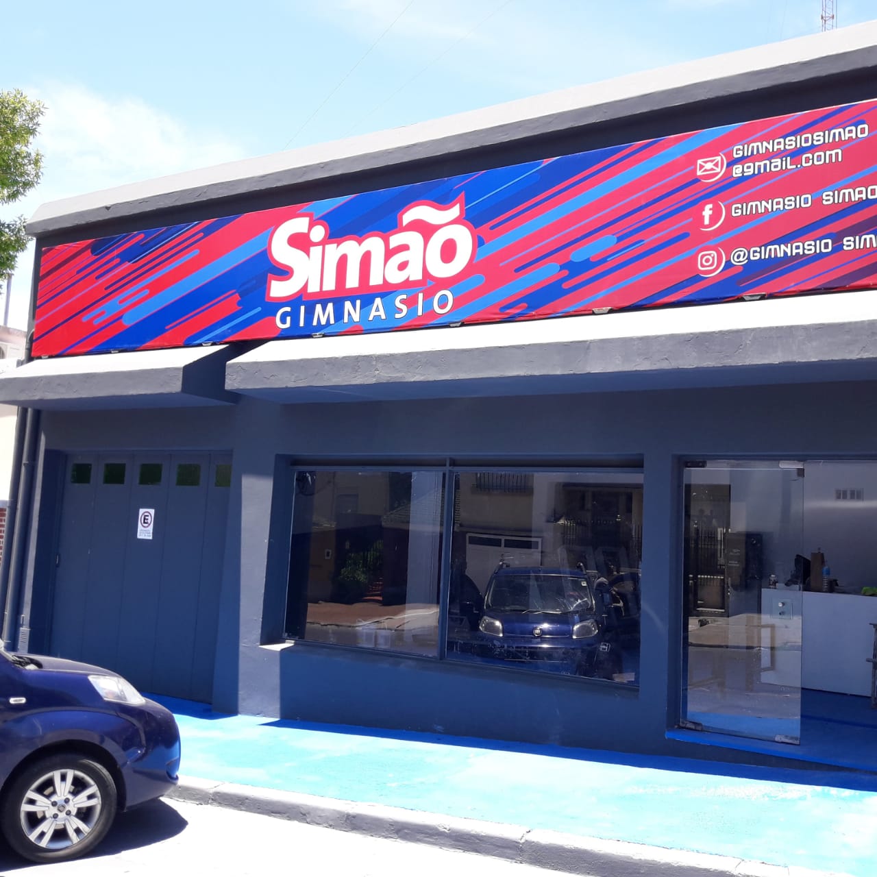 Fachada iluminada de Gimnasio Simao en Paraná